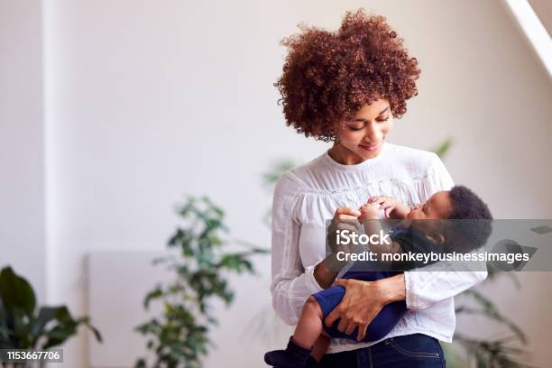 사랑 하는 어머니 지주 신생아 아기 집에서 로프트 아파트 어머니에 대한 스톡 사진 및 기타 이미지 - 어머니, 아기, 아프리카계 미국 민족