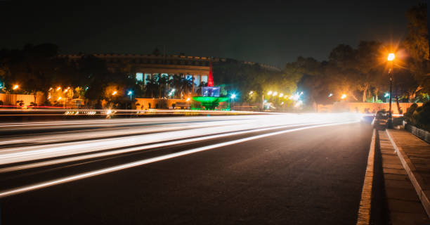 fotos nocturnas cerca del parlamento de la india. - new delhi india night government fotografías e imágenes de stock