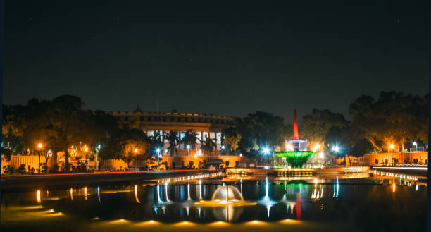 fotos nocturnas cerca del parlamento de la india. - new delhi india night government fotografías e imágenes de stock