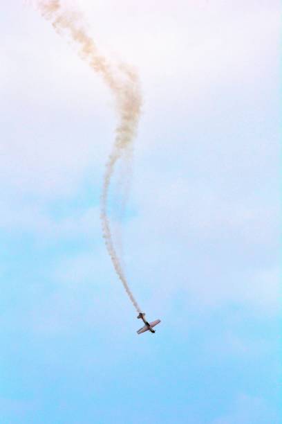 transport, " akrobatyczne nurkowanie kaskaderskie z dymem " - stunt stunt plane airplane small zdjęcia i obrazy z banku zdjęć