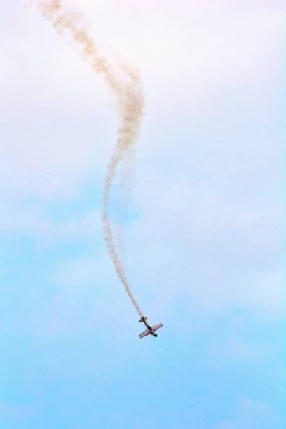 transporte, "aerobatic stunt plane mergulho com fumaça" - stunt stunt plane airplane small - fotografias e filmes do acervo