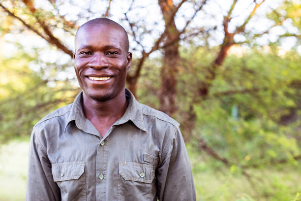 retrato de uma guarda florestal da floresta - rural africa - fotografias e filmes do acervo