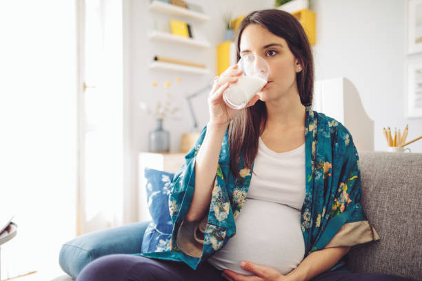 desayunar en casa - mujer bebiendo leche fotografías e imágenes de stock