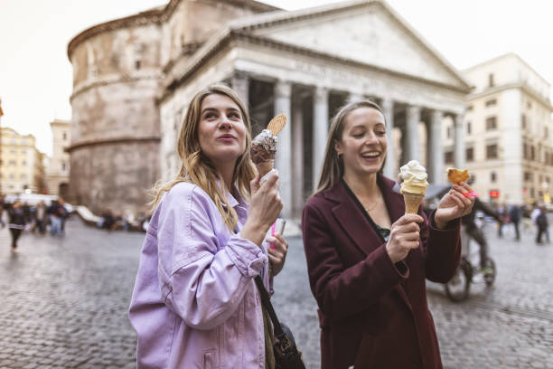 туристические женщины едят мороженое в риме - italian dessert фотографии стоковые фото и изображения