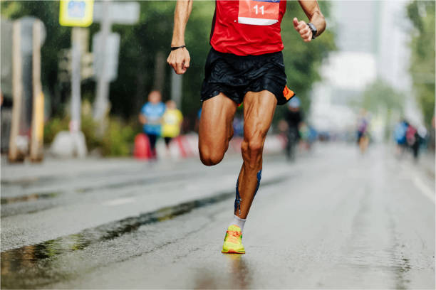 ilustraciones, imágenes clip art, dibujos animados e iconos de stock de hombre corredor líder de carrera maratón - mid adult men