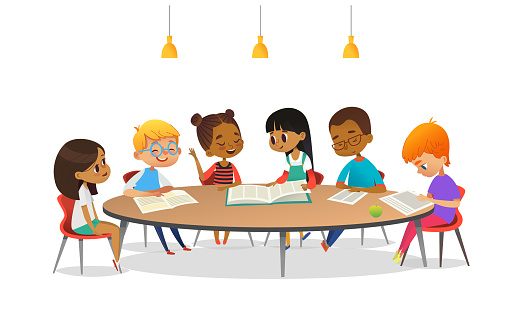 Ilustración de Niños Y Niñas Sentados Alrededor De Una Mesa Redonda Estudiando Leyendo Libros Y Discutiéndolos Niños Hablando Entre Sí En La Biblioteca De La Escuela Ilustración Vectorial De Dibujos Animados Para Ilustración de Niños Y Niñas Sentados Alrededor De Una Mesa Redonda Estudiando Leyendo Libros Y Discutiéndolos Niños Hablando Entre Sí En La Biblioteca De La Escuela Ilustración Vectorial De Dibujos Animados Para