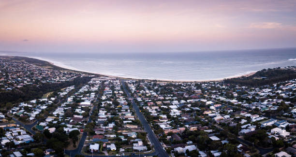 panorama drone aérien photo de la ville et de la plage de torquay à victoria, australie - australian culture photos photos et images de collection