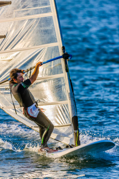 район залива сан-франциско в калифорнии - windsurfing sailing san francisco county sport стоковые фото и изображения