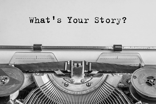 ¿Cuál es tu historia? El texto se escribe en papel con una máquina de escribir antigua photo