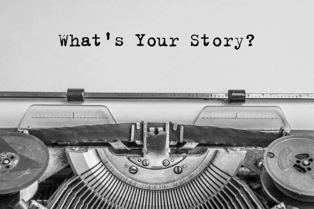 qual è la tua storia? il testo è da scrivere su carta con una vecchia macchina da scrivere - macchina da scrivere foto e immagini stock
