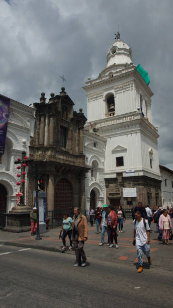 люди, гуляя перед церковью святого августина является историческим 16-го века структура, расположенная в старом городе кито - quito ecuador ecuadorian culture town square стоковые фото и изображения