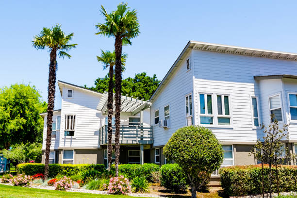 edificios residenciales multifamiliares rodeados de árboles y setos; sunnyvale, zona de la bahía de san francisco, california - multi story building fotografías e imágenes de stock