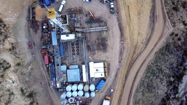 una vista aérea de un proceso de perforación de fracking en el lado de una montaña en colorado a finales de la primavera - late spring fotografías e imágenes de stock