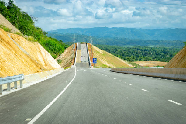 escape lane ahead on highway through mountains - two lane highway fotos imagens e fotografias de stock