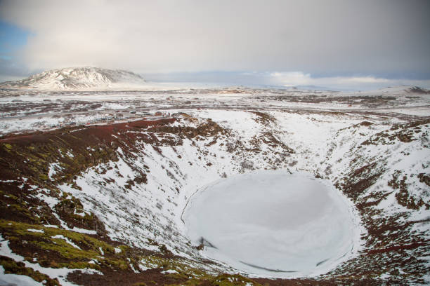 cratera vulcânica de kerid no inverno, perto de reykjavik, círculo dourado, islândia sul - kerith - fotografias e filmes do acervo