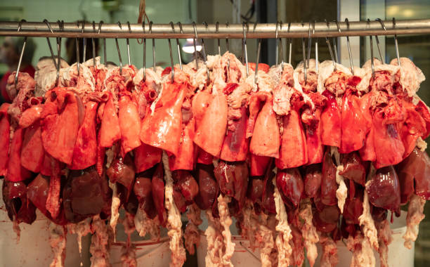 고기 개념입니다. 양고기, 양, 돼지고기, 쇠고기의 신선한 간은 정육점에서 후크를 교수형. - butcher butchers shop slaughterhouse hook 뉴스 사진 이미지