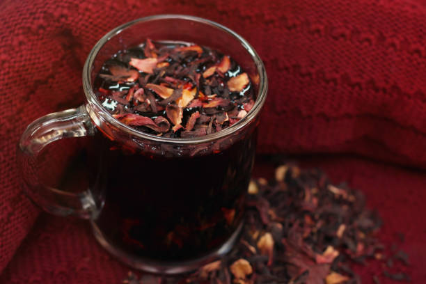 fresh pomegranate tea in a cup - drink brown herb heat imagens e fotografias de stock