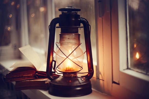 lampe de kérosène et vieux livres - kerosene photos et images de collection