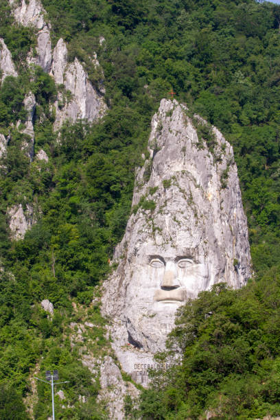 ritratto di re decebalo in collina - danube river serbia ravine romania foto e immagini stock