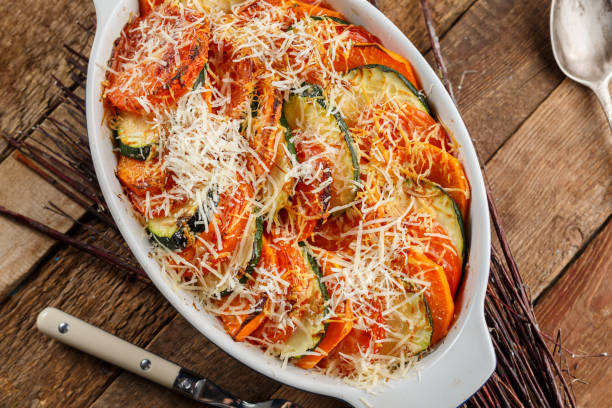 ratatouille di ratatouille di verdure fatte in casa, pomodori e parmigiano - eggplant parmesan cheese baked cheese foto e immagini stock