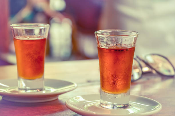 전통적인 조지아의 양식 브랜디는 chacha 라고, 또한 포도 보드카 또는 조지아 그 라파로 알려진 - juice carafe glass decanter 뉴스 사진 이미지