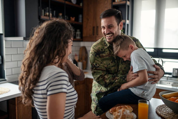 American soldier finally at home with his family American soldier finally at home with his family military lifestyle stock pictures, royalty-free photos & images