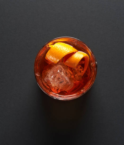 la vista superior del cóctel negroni - drink on top of ice food fotografías e imágenes de stock