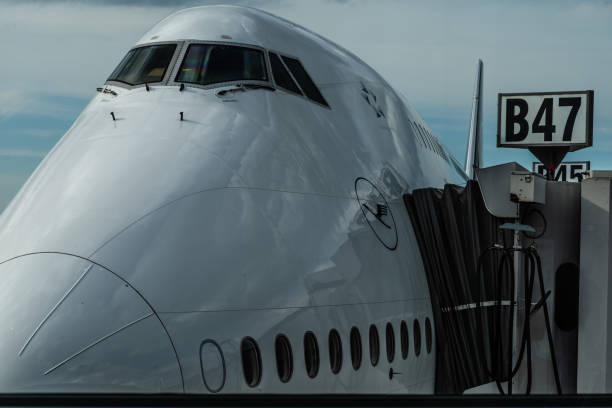 boeing 747-400 an einem tor geparkt - window cockpit boeing 747 commercial airplane stock-fotos und bilder