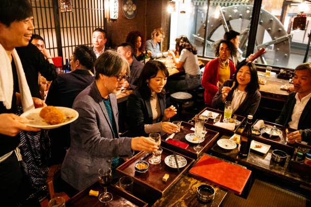 empregado de mesa que traz o alimento aos executivos no restaurante japonês - business meeting business lunch business person - fotografias e filmes do acervo