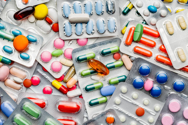 background of a large group of assorted capsules, pills and blisters - uso de drogas imagens e fotografias de stock