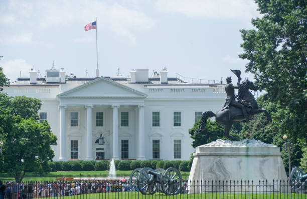 white house, washington dc, 27 mai 2019, vue du parc lafayette - capitol hill washington dc capitol building fountain photos et images de collection