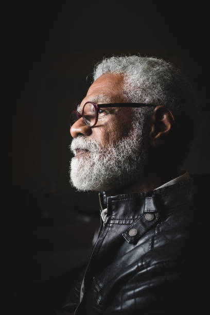профиль портрета старшего человека с белой бородой - serious african ethnicity mid adult portrait стоковые фото и изображения