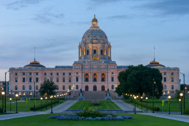 facade de minnesota capitol building con luces encendidas - state representatives fotografías e imágenes de stock