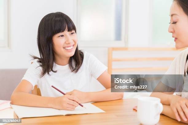 アジアの親と娘 - 中学生のストックフォトや画像を多数ご用意 - 中学生, 日本人, 勉強する
