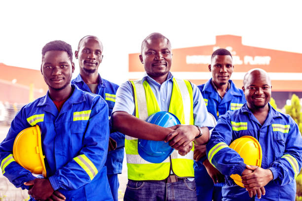 portrait de groupe de travailleurs d’usine d’acier africains confiants en afrique - minority african ethnicity business hardhat photos et images de collection