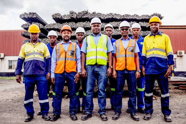 ritratto di gruppo del team di lavoratori sicuri della fabbrica di acciaio africana in africa - labor union foto e immagini stock