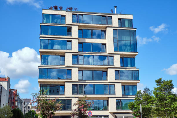 edificio de apartamentos de lujo con un lof de vidrio - house real estate residential structure townhouse fotografías e imágenes de stock