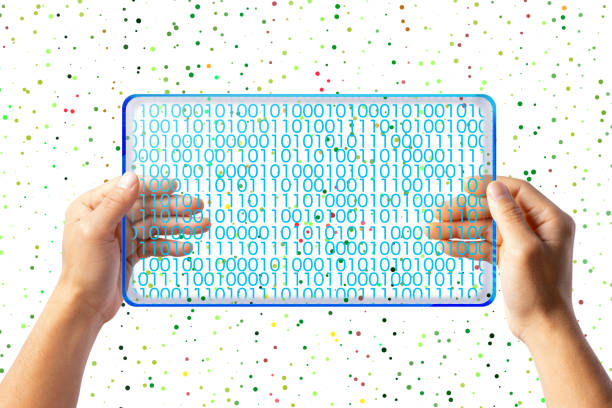 código de arn reflejado en las manos y el monitor de la persona que sostiene el comprimido. y microarray - microarray fotografías e imágenes de stock