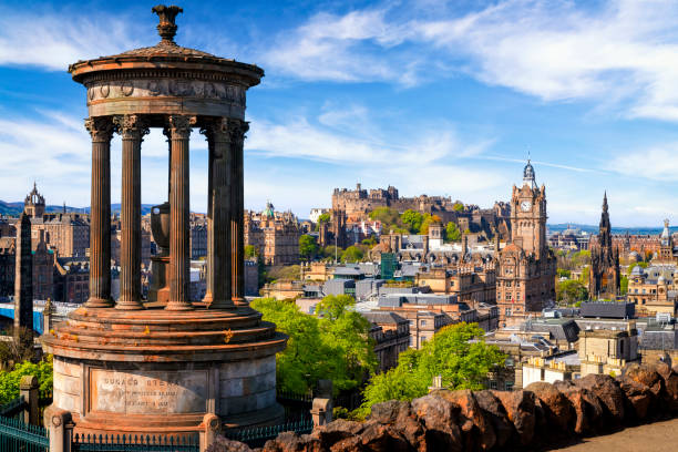 dugald stewart anıtı ve calton tepesi, iskoçya, ingiltere 'den tarihi edinburgh görünümü - princes street gardens stok fotoğraflar ve resimler