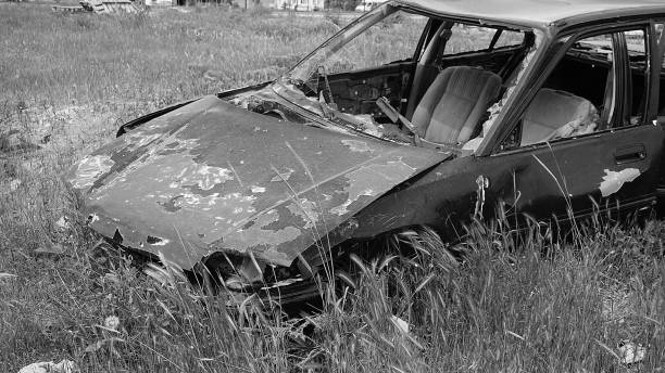 istock old crashed car, accident-damaged old cars, 1153798547