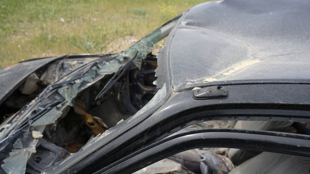 istock old crashed car, accident-damaged old cars, 1153799753