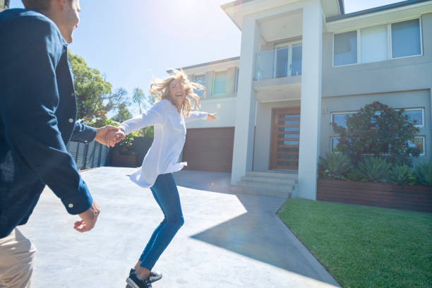 paar läuft freudig in ihr neues zuhause - house australia residential structure contemporary stock-fotos und bilder