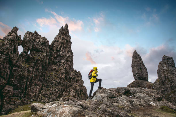 viajero solitario en old man of storr en escocia, isla de skye - rock pinnacle cliff mountain peak fotografías e imágenes de stock