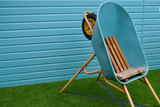 krzesło diy z niebieskiego metalowego wózka taczki - deck chair summer grass outdoor chair zdjęcia i obrazy z banku zdjęć