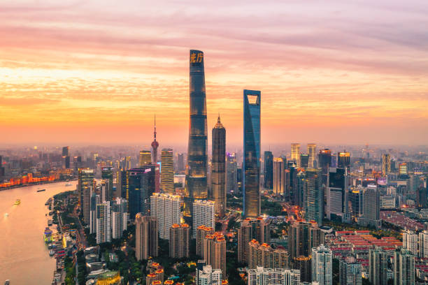 veduta aerea dello skyline della città di shanghai al crepuscolo - shanghai tower foto e immagini stock