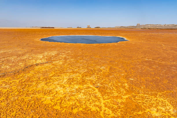 la piscina negra en dallol en la depresión de danakil, áfrica. - sulfuric fotografías e imágenes de stock