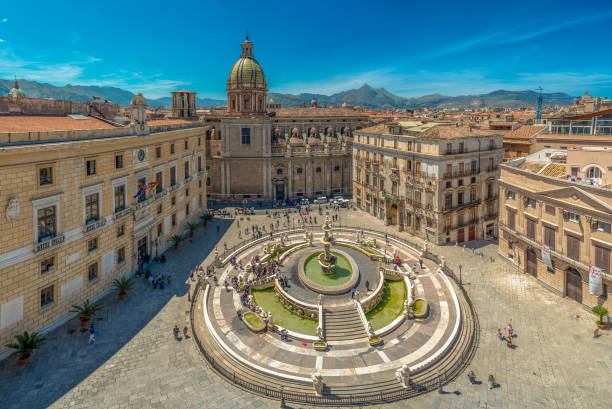 vista de la piazza pretoria barroca y la fuente pretoriana en palermo, sicilia, italia. - palermo sicilia fotografías e imágenes de stock