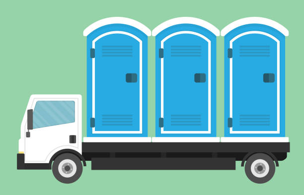 ilustrações, clipart, desenhos animados e ícones de caminhão que transporta toaletes móveis ou portáteis - portable toilet