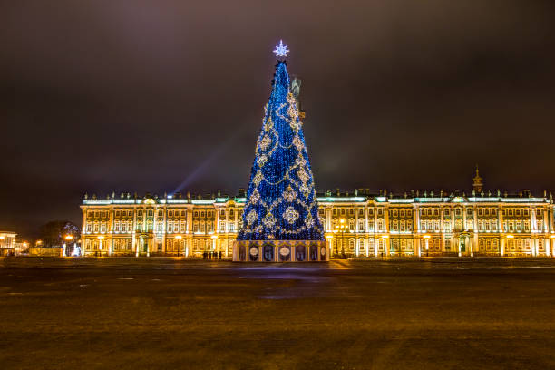 ryssland, saint-petersburg, utsikt över nyårs eremitaget, festlig gran. nyår och juldekorationer - ermitaget bildbanksfoton och bilder