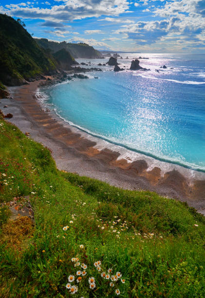 playa del silencio in cudillero asturias spain - cudillero fotos fotografías e imágenes de stock